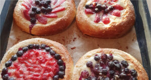 Ehrliche altböhmische Hefegebäcke mit Obst und knusprigem Streusel