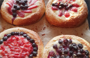 Ehrliche altböhmische Hefegebäcke mit Obst und knusprigem Streusel