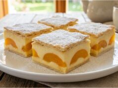 Pudding-Delikatesse mit Blätterteig, Biskuits und Aprikosen Puddingkuchen mit Blätterteig, Aprikosen und Biskuits – knusprige Oberseite, cremiges Herz