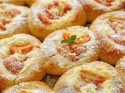 Saftige Hefekuchen mit Vanillepudding, Aprikosen und Rum-Butter Blech voller goldgelber, runder Hefekuchen mit Pudding, leuchtend orangefarbenen Aprikosen und knusprigen Streuseln, glänzend bestrichene Ränder.
