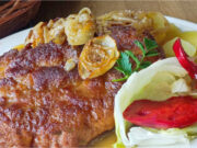 Saftige umgedrehte Schweineschnitzel im Ofen auf Speck und Zwiebeln gebacken Saftige umgedrehte Schweineschnitzel auf Speck und Zwiebeln gebacken