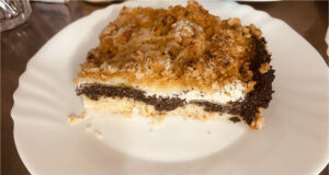 Saftiger Streuselkuchen mit Mohn, Quark und Marmor-Effekt – die perfekte Ergänzung zum Nachmittagskaffee Saftiger Streuselkuchen mit Mohn, Quark und Marmoreffekt