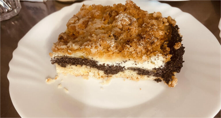 Saftiger Streuselkuchen mit Mohn, Quark und Marmor-Effekt – die perfekte Ergänzung zum Nachmittagskaffee