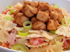 Bunter Nudelsalat mit Putenfleisch: Ideales und frisches Mittagessen für die Box
