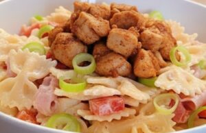Bunter Nudelsalat mit Putenfleisch: Ideales und frisches Mittagessen für die Box