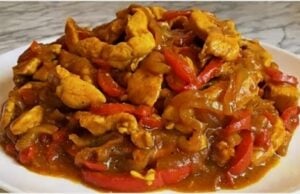 Blitzschnelles Hähnchen-Wokgericht mit Gemüse in 20 Minuten: Hervorragendes Pfannengericht Schnelles Hähnchen-Wokgericht mit Gemüse – saftiges Fleisch und cremige Sauce
