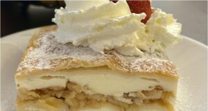 Apfelschnitten mit Pudding und Biskuit: Saftiges Dessert aus Blätterteig Apfelschnitten aus Blätterteig mit Pudding – blitzschnell gemacht und schmecken wie vom Konditor