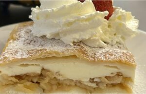 Apfelschnitten mit Pudding und Biskuit: Saftiges Dessert aus Blätterteig Apfelschnitten aus Blätterteig mit Pudding – blitzschnell gemacht und schmecken wie vom Konditor