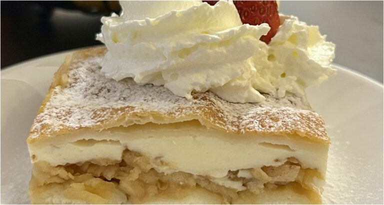 Apfelschnitten mit Pudding und Biskuit: Saftiges Dessert aus Blätterteig