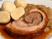 Schweinebauchroulade mit Kräutern, geschmortem Weißkohl und Kartoffelknödeln Schweinebauchroulade mit Kräutern, Weißkohl und Kartoffelknödeln – ehrliches tschechisches Mittagessen