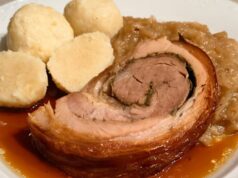 Schweinebauchroulade mit Kräutern, geschmortem Weißkohl und Kartoffelknödeln Schweinebauchroulade mit Kräutern, Weißkohl und Kartoffelknödeln – ehrliches tschechisches Mittagessen