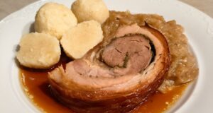 Schweinebauchroulade mit Kräutern, geschmortem Weißkohl und Kartoffelknödeln Schweinebauchroulade mit Kräutern, Weißkohl und Kartoffelknödeln – ehrliches tschechisches Mittagessen