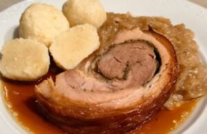 Schweinebauchroulade mit Kräutern, geschmortem Weißkohl und Kartoffelknödeln Schweinebauchroulade mit Kräutern, Weißkohl und Kartoffelknödeln – ehrliches tschechisches Mittagessen