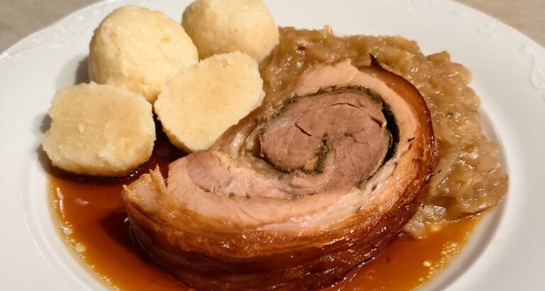Schweinebauchroulade mit Kräutern, geschmortem Weißkohl und Kartoffelknödeln