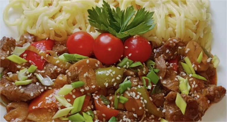 Saftiges Schweinefleisch nach chinesischer Art mit buntem Gemüse, Champignons und Nudeln