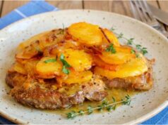 Saftiger Schweinenacken überbacken mit Sahnekartoffeln und karamellisierten Zwiebeln Schweinenacken aus einer Auflaufform mit Sahnekartoffeln und Curry-Zwiebeln