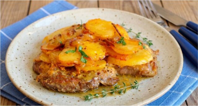 schweinenacken-unter-der-haube Schweinenacken aus einer Auflaufform mit Sahnekartoffeln und Curry-Zwiebeln