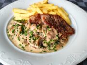 Wochenendtipp: Saftiges Schweinenackensteak mit cremiger Champignonsoße und Pommes Schweinenackensteak mit Champignonsoße und Pommes – schnelles und saftiges Mittagessen