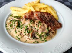 Wochenendtipp: Saftiges Schweinenackensteak mit cremiger Champignonsoße und Pommes Schweinenackensteak mit Champignonsoße und Pommes – schnelles und saftiges Mittagessen