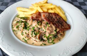 Wochenendtipp: Saftiges Schweinenackensteak mit cremiger Champignonsoße und Pommes Schweinenackensteak mit Champignonsoße und Pommes – schnelles und saftiges Mittagessen