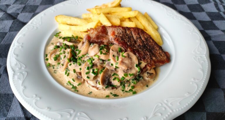 Wochenendtipp: Saftiges Schweinenackensteak mit cremiger Champignonsoße und Pommes