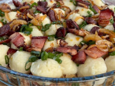 Sättigende Kartoffelbällchen mit Sauerkraut, Speck und geräuchertem Fleisch