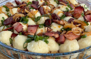 Sättigende Kartoffelbällchen mit Sauerkraut, Speck und geräuchertem Fleisch