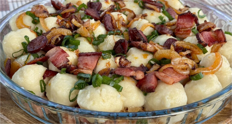 Sättigende Kartoffelbällchen mit Sauerkraut, Speck und geräuchertem Fleisch