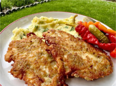Ehrliches montenegrinisches Schnitzel in knusprigem Kartoffelteig
