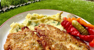 Ehrliches montenegrinisches Schnitzel in knusprigem Kartoffelteig