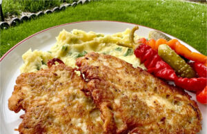 Ehrliches montenegrinisches Schnitzel in knusprigem Kartoffelteig