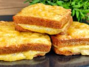 Überbackene Toasts aus dem Ofen im Eiermantel mit Schinken und Käse Überbackene Toasts mit Schinken und Käse