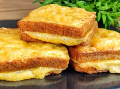 Überbackene Toasts aus dem Ofen im Eiermantel mit Schinken und Käse Überbackene Toasts mit Schinken und Käse