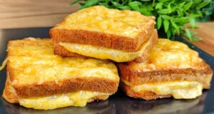 Überbackene Toasts aus dem Ofen im Eiermantel mit Schinken und Käse Überbackene Toasts mit Schinken und Käse
