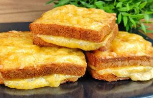 Überbackene Toasts aus dem Ofen im Eiermantel mit Schinken und Käse Überbackene Toasts mit Schinken und Käse