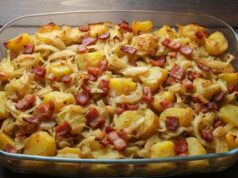 Günstiges Ofengericht: Überbackenes Sauerkraut mit Kartoffeln und Wurst wie bei Oma Überbackenes Sauerkraut mit Kartoffeln und Wurst: klassisches Ofengericht wie bei Oma
