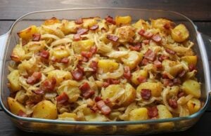 Günstiges Ofengericht: Überbackenes Sauerkraut mit Kartoffeln und Wurst wie bei Oma Überbackenes Sauerkraut mit Kartoffeln und Wurst: klassisches Ofengericht wie bei Oma