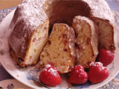 Saftiger Becherkuchen mit Erdbeeren: Ein schnelles Rezept, das immer gelingt Saftiger Becherkuchen mit Erdbeeren