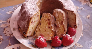 Saftiger Becherkuchen mit Erdbeeren: Ein schnelles Rezept, das immer gelingt Saftiger Becherkuchen mit Erdbeeren