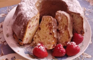 Saftiger Becherkuchen mit Erdbeeren: Ein schnelles Rezept, das immer gelingt Saftiger Becherkuchen mit Erdbeeren
