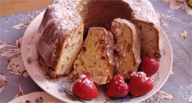 Saftiger Becherkuchen mit Erdbeeren: Ein schnelles Rezept, das immer gelingt