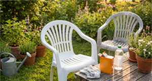 Wie Sie vergraute Kunststoff-Gartenstühle reinigen, sodass sie wie neu aussehen: Nur diese 2 Küchenzutaten genügen Vergraute Kunststoff-Gartenstühle vor der Reinigung