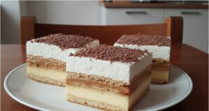 Ungebackene 3BIT-Schnitten: Rezept für ein Karamell-Vanille-Dessert ohne Backen mit Butterkeksen und Sahne Ungebackene 3BIT-Schnitten – luxuriöses Dessert mit Salko, Pudding und Sahne