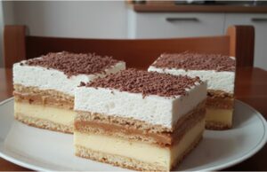 Ungebackene 3BIT-Schnitten: Rezept für ein Karamell-Vanille-Dessert ohne Backen mit Butterkeksen und Sahne Ungebackene 3BIT-Schnitten – luxuriöses Dessert mit Salko, Pudding und Sahne