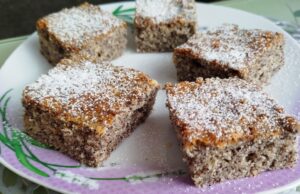 Saftiger Mohnkuchen wie von Oma, der nach Zimt duftet und tagelang frisch bleibt Saftiger Mohnkuchen aus der Tasse mit Äpfeln – einfaches Rezept, das immer gelingt