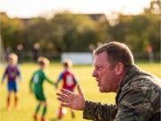 Bei einem Kinderfußballspiel brüllte der Vater eines Gegenspielers obszön auf zehnjährige Jungs. Als ich ihn zur Ordnung rief, drohte er mit körperlicher Gewalt Aggressiver Elternteil bei einem Fußballspiel.