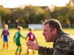 Bei einem Kinderfußballspiel brüllte der Vater eines Gegenspielers obszön auf zehnjährige Jungs. Als ich ihn zur Ordnung rief, drohte er mit körperlicher Gewalt Aggressiver Elternteil bei einem Fußballspiel.
