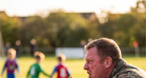 Bei einem Kinderfußballspiel brüllte der Vater eines Gegenspielers obszön auf zehnjährige Jungs. Als ich ihn zur Ordnung rief, drohte er mit körperlicher Gewalt Aggressiver Elternteil bei einem Fußballspiel.