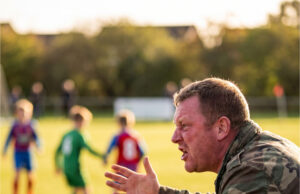 Bei einem Kinderfußballspiel brüllte der Vater eines Gegenspielers obszön auf zehnjährige Jungs. Als ich ihn zur Ordnung rief, drohte er mit körperlicher Gewalt Aggressiver Elternteil bei einem Fußballspiel.
