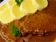 Altböhmischer Klassiker aus der Wirtshausküche: Saftige Schweinescheiben mit Senf und kräftiger dunkler Zwiebelsoße Vergessen Sie fade Minutensteaks – altböhmische Schweinescheiben mit Senf und kräftiger dunkler Zwiebelsoße